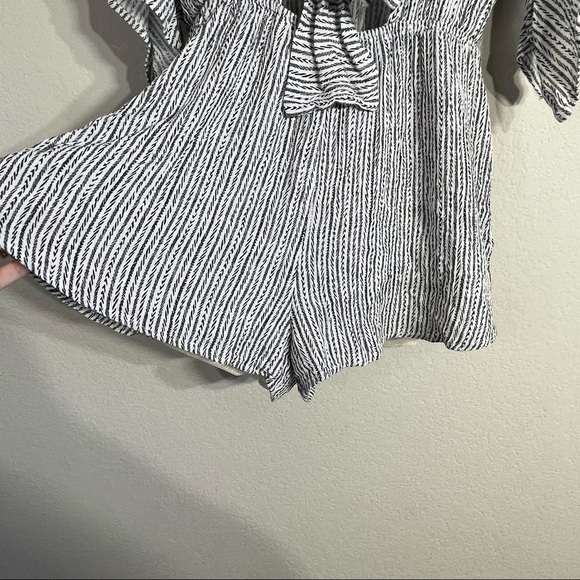 Audrey 3+1 Rayon Tie Front Flowy Sleeve Romper Size Small - Picture 6 of 6